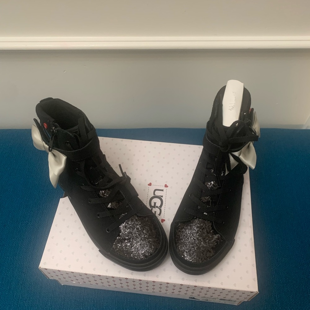 Ugg/ girls size 4/ new/ black